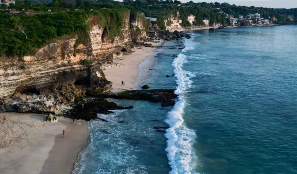 Dreamland Beach – Cliffside View in Uluwatu View from the cliffs overlooking Dreamland Beach in Uluwatu, Bali.
