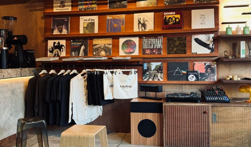 Analog’s Cozy Vintage Interior Interior of Analog with vinyls and vintage décor