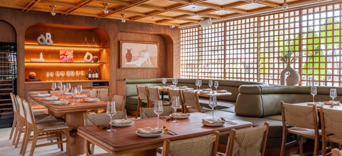 5 Best Dining Restaurants in Canggu Elegant dinner setup at one of the best dining restaurants in Canggu, Bali