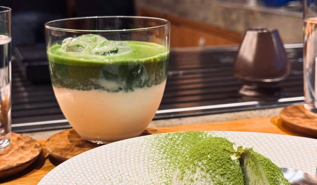CHON Matcha – Authentic Matcha & Mochi Pairing : A cup of matcha tea served with a matcha-flavored mochi at CHON Matcha in Ubud