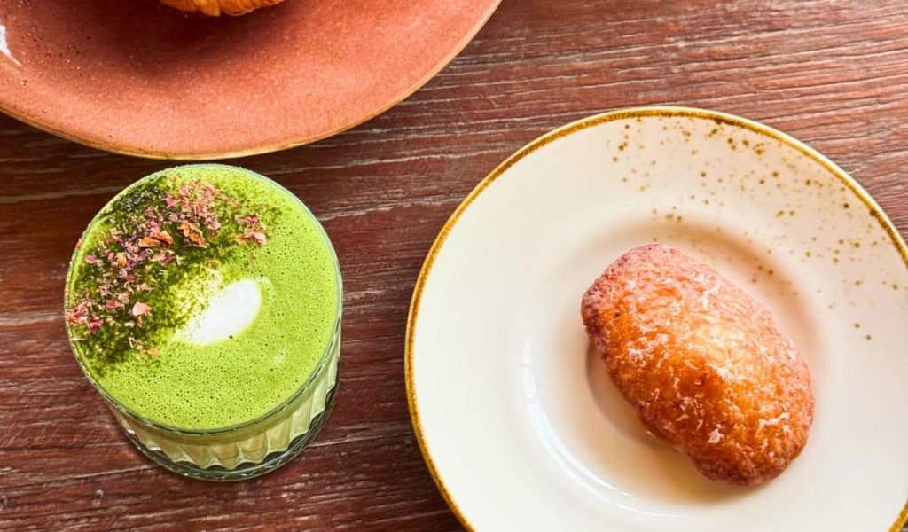 Fleur Bali – Matcha & Pastry Delight A vibrant matcha latte served with assorted pastries at Fleur café in Bali.