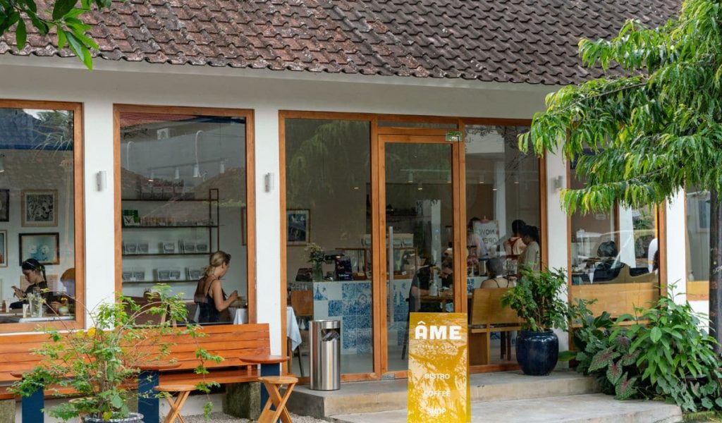 Âme Bistro – Elegant café & bistro in Ubud welcoming dogs Outside of Âme Bistro in Ubud