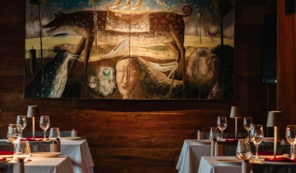 Santé restaurant at Rüsters Ubud with candlelit tables and rice field views